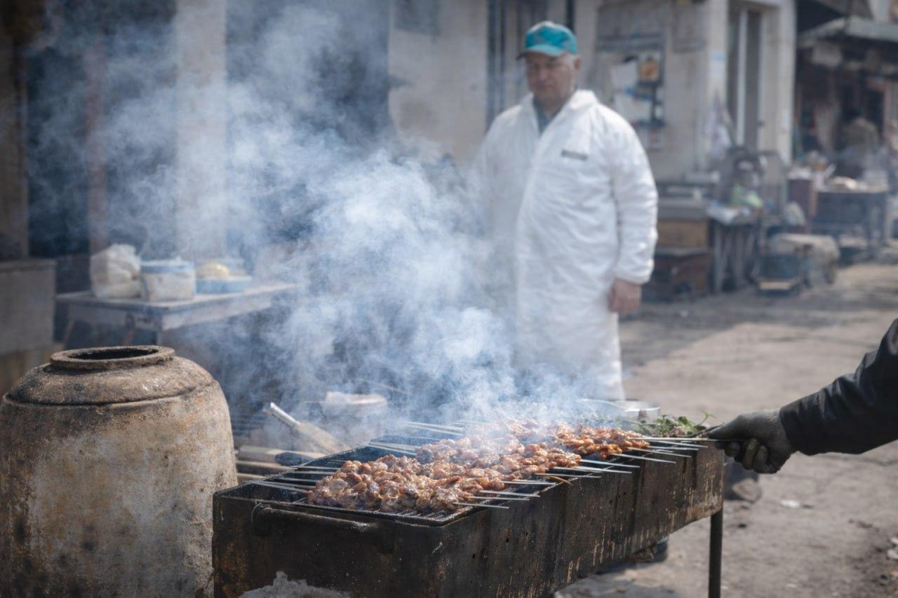 Тошкентда очиқ оловда таом тайёрлайдиган умумий овқатланиш объектлари фаолиятини тартибга солиш бўйича изчил тизимли ишлар давом этмоқда.