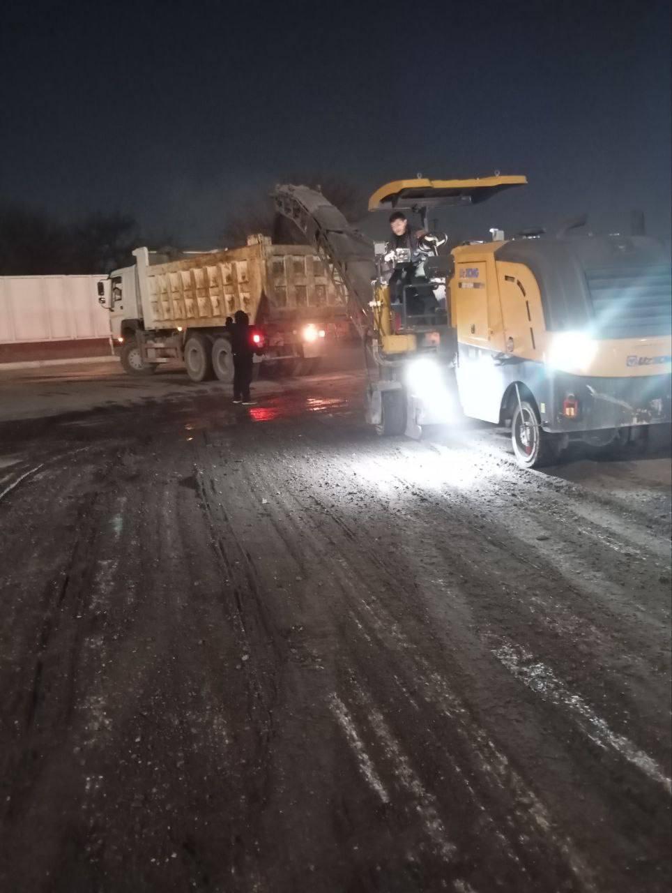 Йўлларни капитал таъмирлаш ишлари кеча-кундуз узлуксиз давом этмоқда.